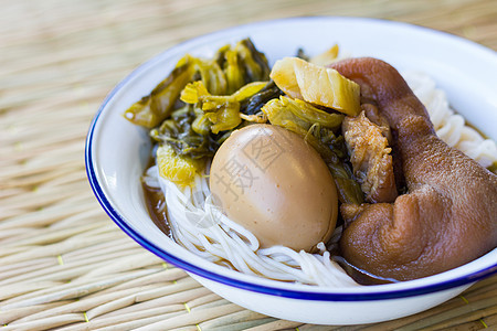 猪肉在甜甜的肉汁里煮熟 中泰菜文化早餐午餐面条蒸汽食物餐厅美食街道煮沸图片