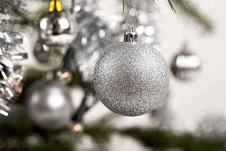 带有银球的盛装圣诞树风格装饰星星丝带工作室装饰品塑料喜悦白色庆典图片