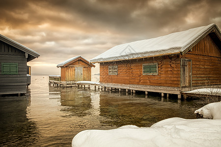 冬季湖小屋荒野天气橙子天空建筑风景房子旅行季节钓鱼图片