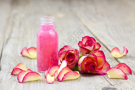 浴油和粉红玫瑰图片