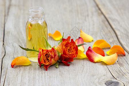 浴油和橙色玫瑰花瓣奢华疗法芳香平衡冥想治疗液体环境药品图片