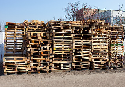 一大堆木制货物货盘平底锅商业生产平台蓝色店铺贮存送货货运船运图片