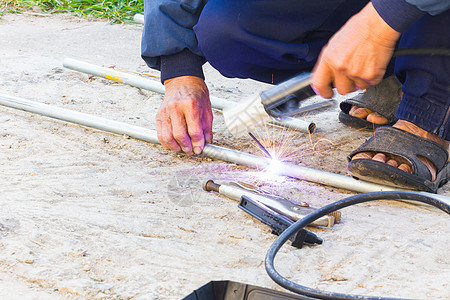 工人无安全地焊接钢铁技术闪光制造技术员制造业珠子气体金属焊机劳动者图片