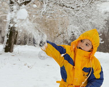 在雪中玩耍孩子黄色游戏背景图片
