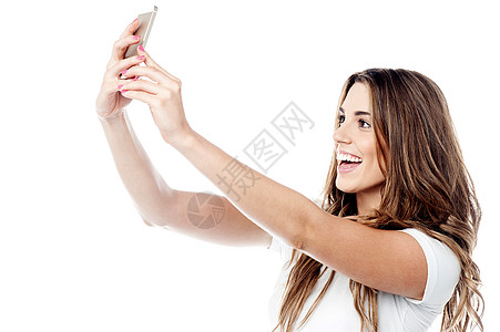 让我拍个自拍女士微笑细胞侧姿女性白色技术照片快乐手机图片