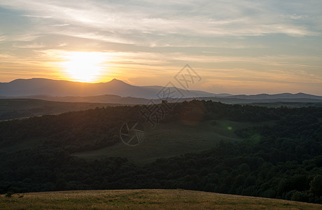 乌克兰喀尔巴阡山的晚夜风景地平线森林天空山脉射线太阳光农村日落太阳丘陵图片