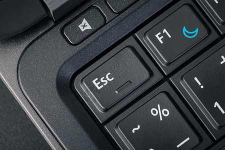 计算机键盘 - ESC和帮助按钮 特写图片