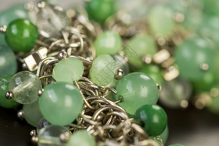 银首饰物品上的绿珠珠子球形抛光衣服色调绿色金属宝石手工业圆形图片