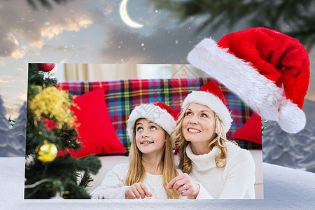 喜庆母亲和女儿装饰圣诞树的复合形象家庭生活婴儿枞树微笑树木家庭房子住所标语村庄图片
