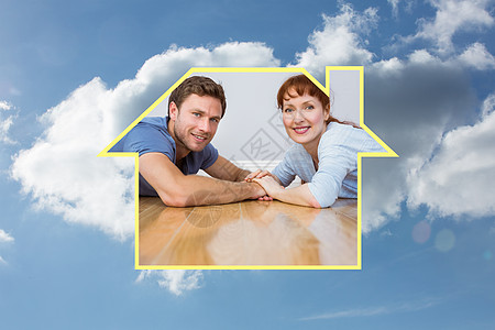 一对躺在地板上的夫妇的复合图像蓝色女士房子财产感情拥抱房地产阳光太阳夫妻图片