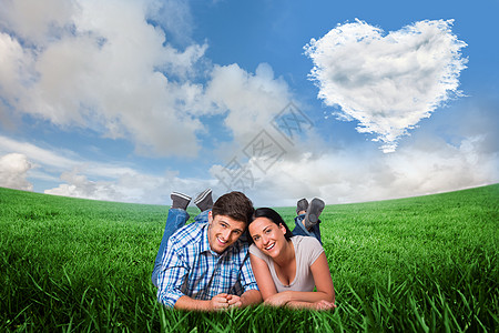 一对年轻夫妇躺在地板上微笑的复合图像绘图场地公园绿地计算机刀刃亲密感女士男人女性图片