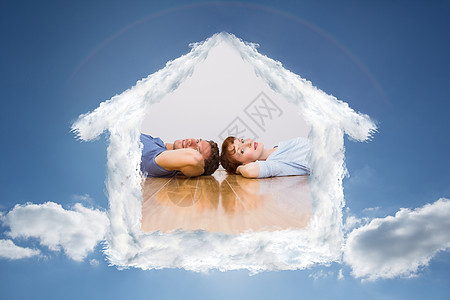 一对躺在地板上的夫妇的复合图像感情财产地面客厅亲热夫妻女性拥抱休息室天空图片