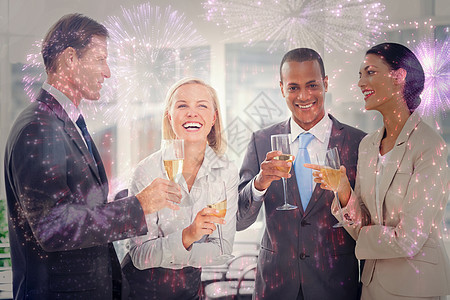 商业团队以香槟庆祝的复合形象图象办公室人士快乐女性职员讨论微笑合作生意人合伙图片