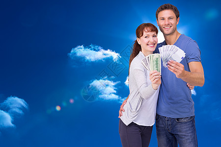 一对夫妇持有现金粉丝的复合图像快乐女性天空纸币感情女士阳光夫妻男性计算机图片