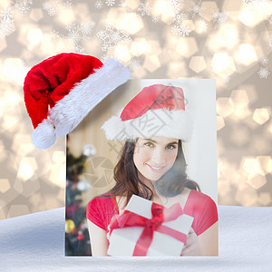 美丽褐发美女的复合形象 在圣诞节展示礼物绘图女性快乐标语辉光下雪天气雪花棕色微笑图片