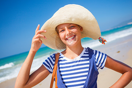 海滩上的女孩旅行海洋支撑娱乐海岸家庭裙子女性太阳假期图片