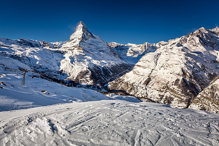 瑞士Zermatt的和Myorhorn峰滑雪者滑雪旅行闲暇冰川岩石顶峰天空小径运输图片