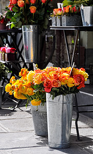 鲜花店市场玫瑰礼物植物群街道城市展示店铺商业人行道背景图片