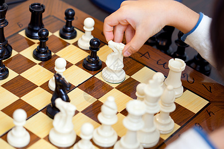 下象棋的男孩竞赛闲暇喜悦白色手表照片享受男生家具游戏图片
