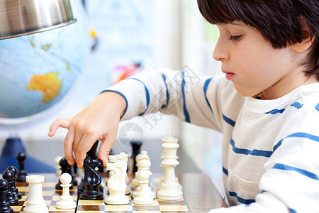 玩象棋游戏的男孩背景图片