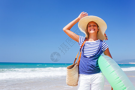 海滩上的女孩家庭假期幸福帽子娱乐女性太阳孩子晴天旅行图片