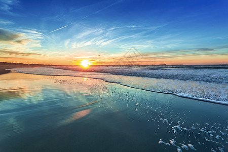 日落蓝色波浪日出天空晴天海滩场景海岸线阳光海洋图片