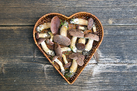 心形篮子里的菌蘑菇真菌囊图片