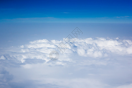 云层上空的蓝色天空坡度气氛天线白色飞机自由旅行天堂天际图片