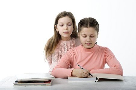 女孩在白桌边看书幸福女学生学校智慧蜡笔童年木板学习女性快乐图片