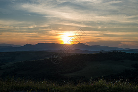 乌克兰喀尔巴阡山的晚夜风景纱布山脉旅游丘陵射线国家树木阳光天空日出图片