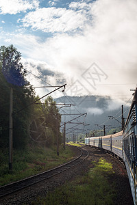 开往喀尔巴阡山的客运列车背景图片