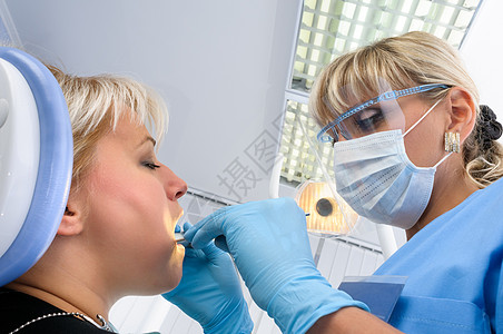 牙医 有病人 打磨和修补保健钳子治疗安装办公室牙齿医院牙科诊所疼痛图片