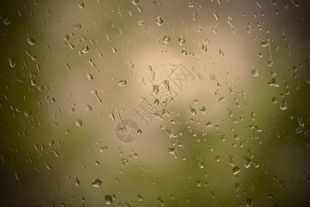 玻璃上有雨滴水滴窗户水分蒸汽流动宏观气泡液体滴水照片图片