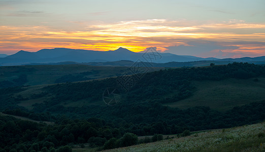 乌克兰喀尔巴阡山的晚夜风景山脉阴霾旅行场景丘陵太阳纱布日出天空日落图片