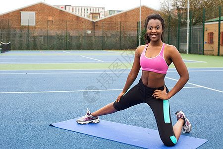 身体健康妇女训练网球成人护理娱乐运动装微笑乐趣运动女性图片