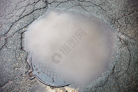 沥青表面坑洞的水坑金属维修水池空间路面反射铺路城市电缆水分图片