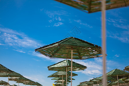 带阳伞的沙滩太阳旅游海岸线海景椅子棕褐色支撑日光风景爬坡图片