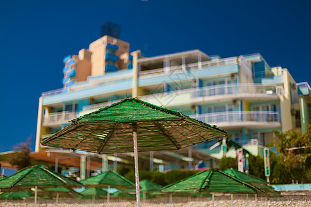 带阳伞的沙滩海岸线椅子旅游旅行海岸海景支撑假期热带蓝色图片