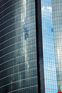 中央摩天大楼的泰河反射图片