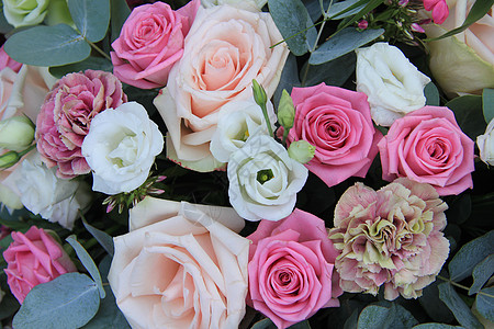 粉粉和白的两边花朵配制桌子装饰品白色绿色花束玫瑰婚礼新娘植物群团体图片