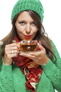 有魅力的女人 喝热茶暖和起来品味杯子针织品围巾女士饮料玻璃绿色时尚帽子图片