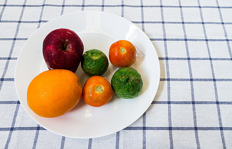 六种混合水果和蔬菜 白板上有Kaffir Lime图片