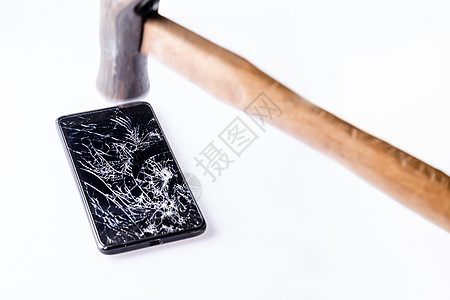 锤子和智能手机 白色的屏幕被打破粉碎电话工具维修技术电子细胞划痕裂缝图片