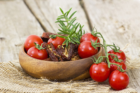 木制背景的鲜红番茄和干西红柿沙拉美食草本植物红色味道小吃脱水烹饪迷迭香香料图片