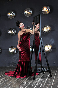 红镜和魔镜中的女神镜面反射世界模特红色公主女孩成人礼服拼贴画图片