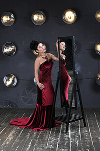 红镜和魔镜中的女神女士奢华成人红色艺术家镜面蝴蝶时装拼贴画世界图片