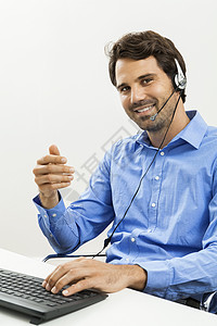 穿戴头盔的人在网上聊天与支持助手耳机麦克风工作服务技术电话客户键盘空白图片