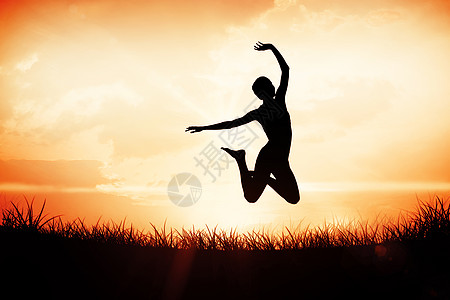 一名运动女青年跳跃的全年综合图象身体活力橙子太阳短裤健身房训练文胸微笑赤脚图片