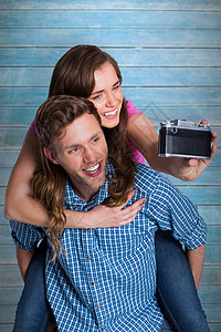 情侣用数码相机自拍的复合图像Name击剑夫妻木头黑发快乐男朋友照片地面头发计算机图片