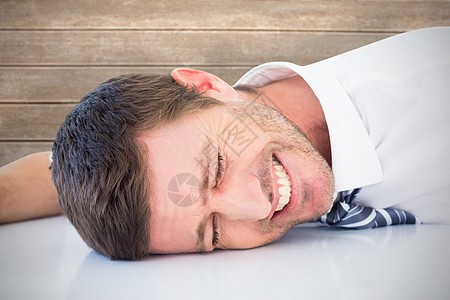 紧张的商务人士撞头的复合图像 他的头部被压紧的商务人士敲成一团数字木头风化衬衫商业木板地板董事会人士绘图图片